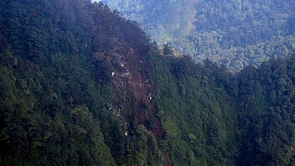 Wrak znajduje się na krawędzi urwiska
