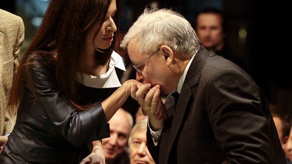 Jarosław Kaczyński całuje w rękę bratanicę, Martę Kaczyńską, córkę tragicznie zmarłej pary prezydenckiej