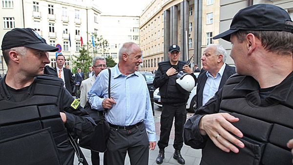 Poseł PO Stefan Niesiołowski próbuje opuścić teren Sejmu po zakończeniu posiedzenia.