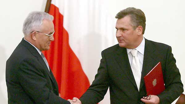 Leszek Miller i Aleksander Kwaśniewski po posiedzeniu Rady Gabinetowej (2004 r.)