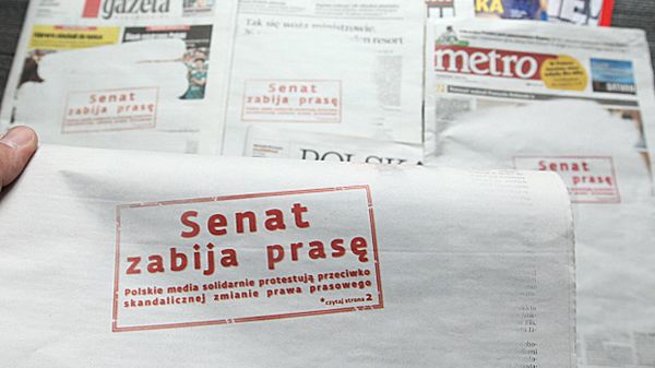 Na rozbielonych fragmentach pierwszych stron gazet pojawiły się pieczątki z napisem "Senat zabija prasę".