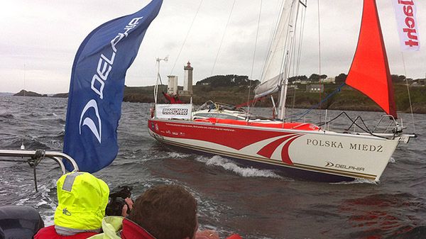 Jacht kapitana Cichockiego wpływa do portu