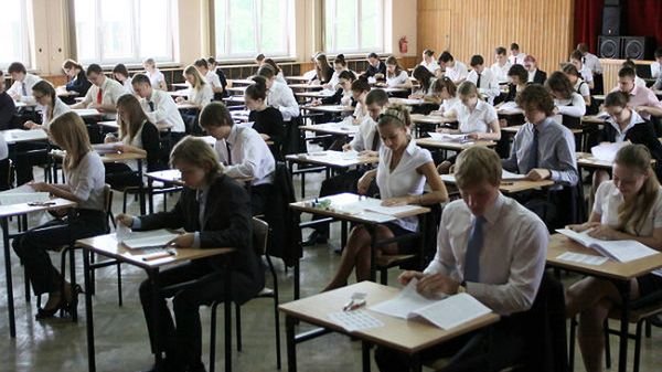 Maturzyści przeglądają testy otrzymane przed egzaminem maturalnym