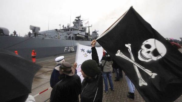 Rodziny witają załogę fregaty Brandenburg, która brała udział w operacji Atalanta w 2009 roku