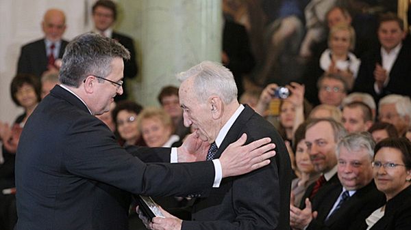 Tadeusz Mazowiecki, prezydent Bronisław Komorowski oraz zaproszeni goście podczas uroczystości.