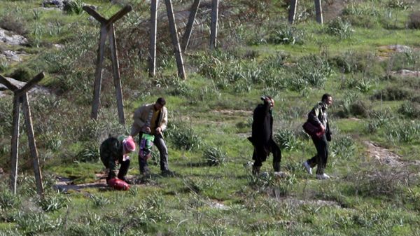 Syryjczycy uciekają przez granicę do Turcji