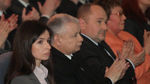 Marta Kaczyńska, Jarosław Kaczyński i Maciej Łopiński podczas konferencji Ruchu Społecznego im. Prezydenta RP Lecha Kaczyńskiego