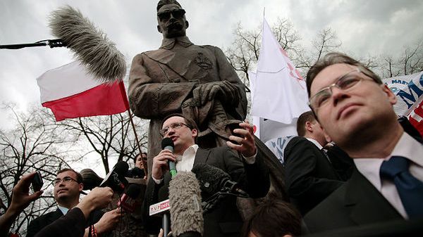 Zbigniew Ziobro z częścią osób biorących udział w marszu w obronie wolności i TV Trwam