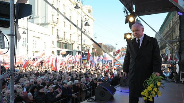 Prezes PiS Jarosław Kaczyński po wystąpieniu przed Pałacem Prezydenckim podczas obchodów drugiej rocznicy katastrofy smoleńskiej