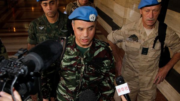 Pułkownik Ahmed Himmiche (w środku), obserwator ONZ w Syrii