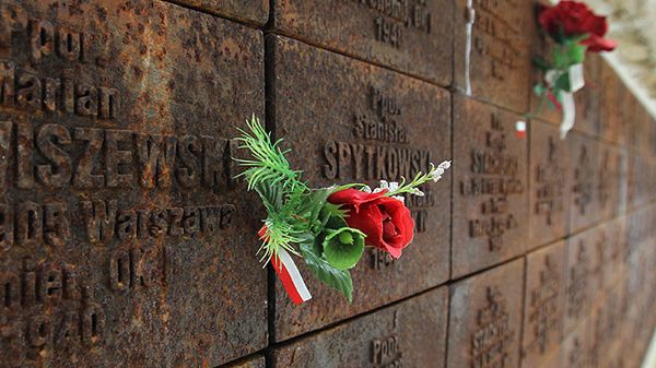 Fragment tablicy pamiątkowej znajdującej się na Polskim Cmentarzu Wojennym w Katyniu