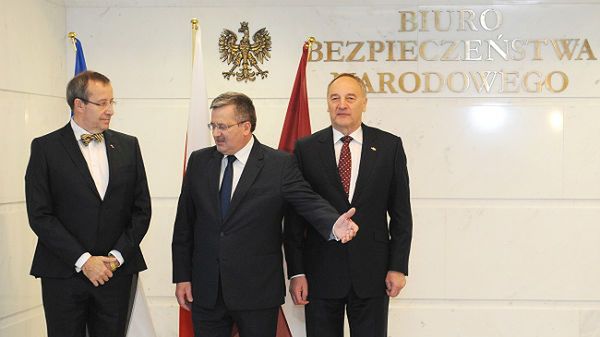 Prezydent RP Bronisław Komorowski, prezydent Łotwy Andris Berzins oraz prezydent Estonii Toomas Ilves