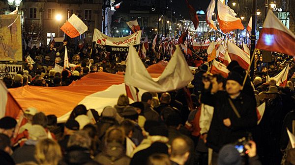 Wiec przed Pałacem Prezydenckim w drugą rocznicę katastrofy smoleńskiej.