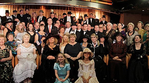 Pasażerowie luksusowego statku Balmoral w strojach z epoki.