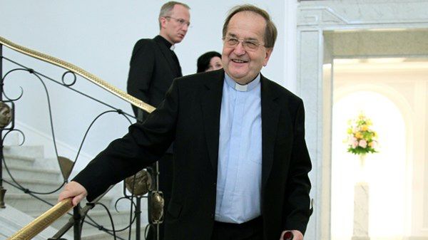 Ojciec Tadeusz Rydzyk na sejmowym korytarzu