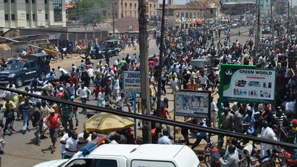 Tłum w pobliżu miejsca eksplozji w Kadunie