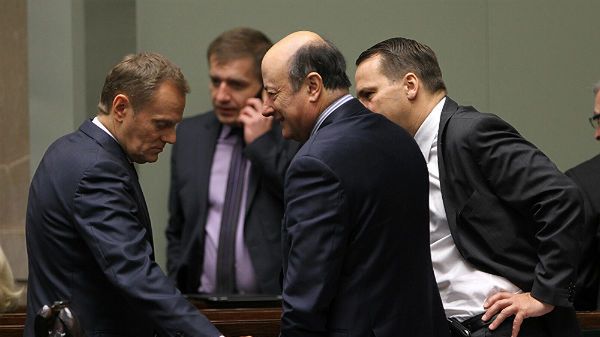 Premier Donald Tusk w otoczeniu ministrów: Radosława Sikorskiego, Jacka Rostowskiego i Bartosza Arłukowicza