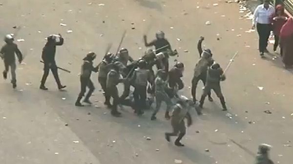Kadr z nagrania pokazujący, jak egipscy policjanci znęcają się nad demonstrantami