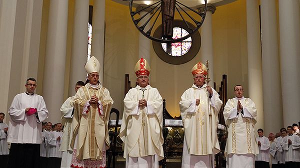 Nuncjusz apostolski w Polsce bp Celestino Migliore, abp Wiktor Skworc oraz abp Damian Zimoń w Katedrze Chrystusa Króla w Katowicach