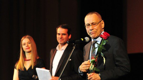 Szefowa festiwalu Małgorzata Szlagowska, aktor Paweł Deląg i reżyser Andriej Konczałowski podczas gali otwarcia