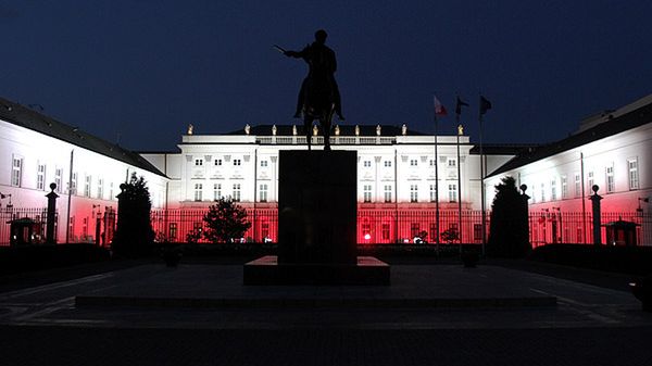 Ma być tak pięknie jak w Dniu Flagi. Biało-czerwona iluminacja Pałacu Prezydenckiego - zdjęcie archiwalne