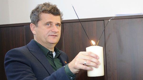 Janusz Palikot zapalił w sejmowym pokoju kadzidełko cannabis, zawierające niewielkie ilości liści marihuany i mające jej zapach