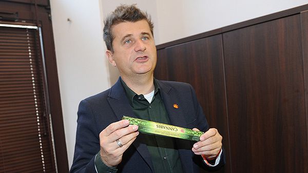 Janusz Palikot z kadzidełkiem
