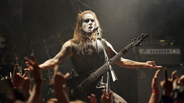 Adam 'Nergal' Darski podczas jednego z koncertów grupy Behemoth