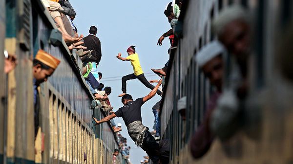 Gapowicze jeżdżą na dachach pociągów w Indonezji