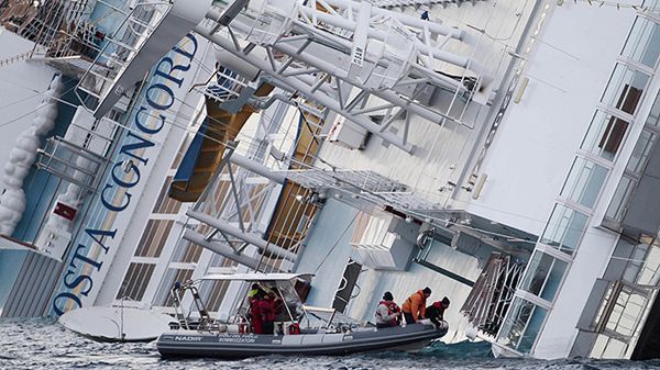 Ratownicy przy wraku statku Costa Concordia