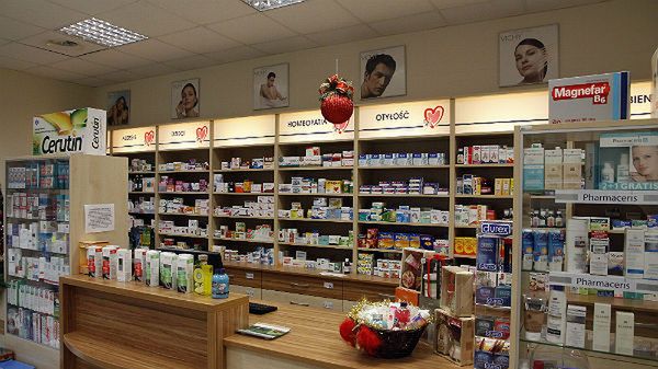 Naczelna Rada Aptekarska wezwała aptekarzy, by nie realizowali recept z błędami formalnymi ani z dodatkowymi znakami w tym z pieczątkami "Refundacja do decyzji NFZ"