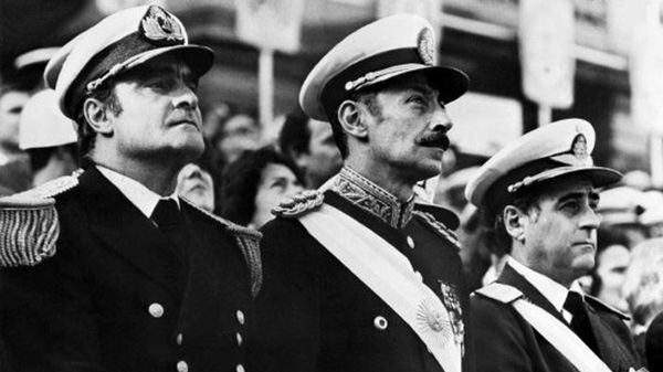 Gen. Videla w towarzystwie gen. Massera (L) i gen. Agostiego (P).