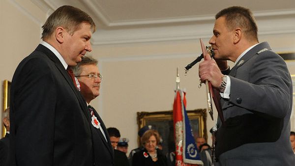 Mirosław Schossler podczas odbierania aktu mianowania na stopień generalski nadinspektora Policji z rąk prezydenta Bronisława Komorowskiego i ministra spraw wewnętrznych i administracji Jerzego Millera