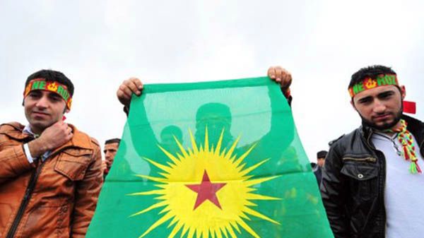 Tureccy Kurdowie z flagą PKK