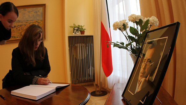 Księga kondolencyjna w Ambasadzie Republiki Czeskiej w Warszawie