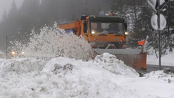Intensywne opady śniegu i silny mróz komplikują komunikację