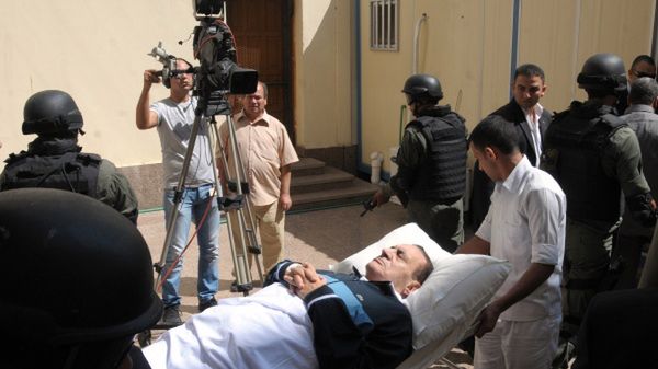 Były prezydent Egiptu wwożony na salę rozpraw na szpitalnym łóżku