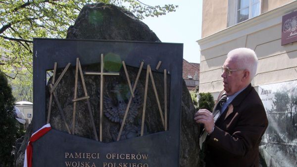 Pomnik katyński na pl. Zamkowym w Warszawie