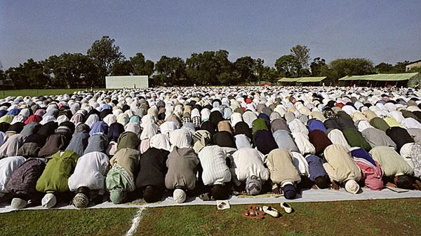 Muzułmanie podczas wspólnych modłów