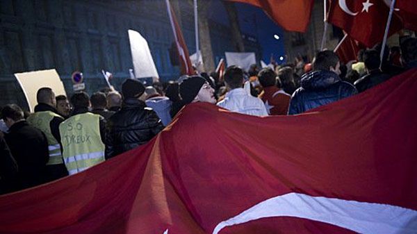 Turcy protestujący przed budynkiem francuskiego parlamentu