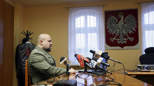 Prokurator Naczelnej Prokuratury Wojskowej płk Mikołaj Przybył w czasie konferencji prasowej