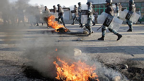 W całym mieście palone są sklepy i samochody