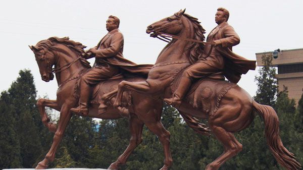 Kim Ir Sen i Kim Dzong Il na koniach - nowy pomnik w stolicy Korei Północnej