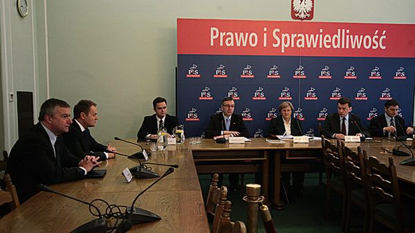 Premier Donald Tusk i rzecznik rządu Paweł Graś podczas spotkania z parlamentarzystami PiS