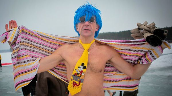 Fan kąpieli w lodowatej wodzie w miejscowości Tresta nad Zalewem Sulejowskim