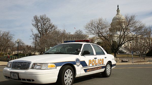 Policja przed Kapitolem