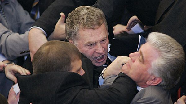 Władimir Żyrinowski (w środku), najbardziej kontrowersyjny kontrkandydat Putina, podczas bójki w Dumie w 2005 r.