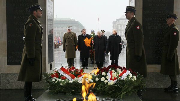 Prezydent Bronisław Komorowski podczas Obchodów Narodowego Dnia Pamięci "Żołnierzy Wyklętych" przed Grobem Nieznanego Żołnierza w Warszawie