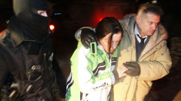 Detektyw Krzysztof Rutkowski przekazuje policji Katarzynę Waśniewską matkę półrocznej Magdy