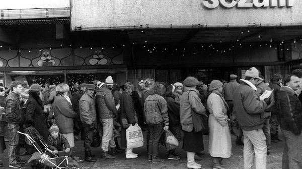 Pamiętne kolejki do Sezamu. Zdjęcie wykonano w grudniu 1988 r.